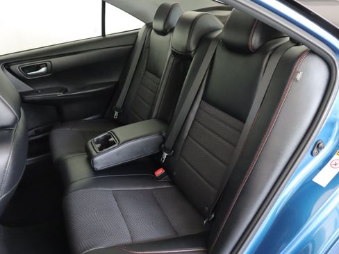 Used 2017 Toyota Camry SE w/ Moonroof Package FWD image 9