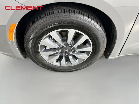 Used 2021 Chrysler Pacifica Touring-L FWD image 38