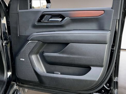 Used 2025 GMC Yukon Denali AWD/4WD image 19