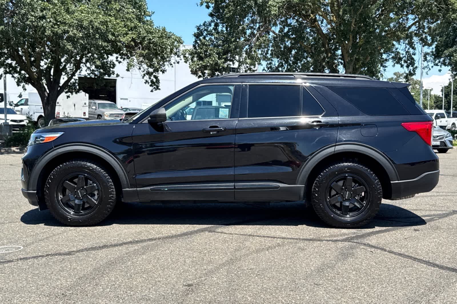 Used 2023 Ford Explorer XLT w/ Equipment Group 202A AWD/4WD image 5