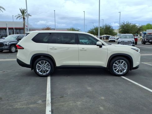 Certified 2024 Toyota Grand Highlander AWD image 3