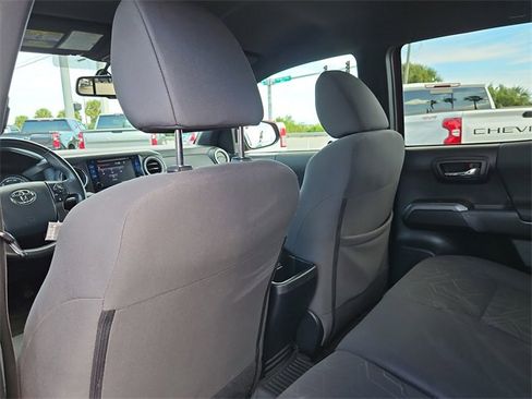 Used 2017 Toyota Tacoma TRD Sport image 10