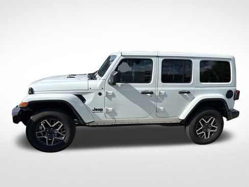 Used 2025 Jeep Wrangler Unlimited Sahara AWD/4WD image 34