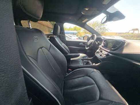 Used 2025 Chrysler Pacifica Limited FWD image 4
