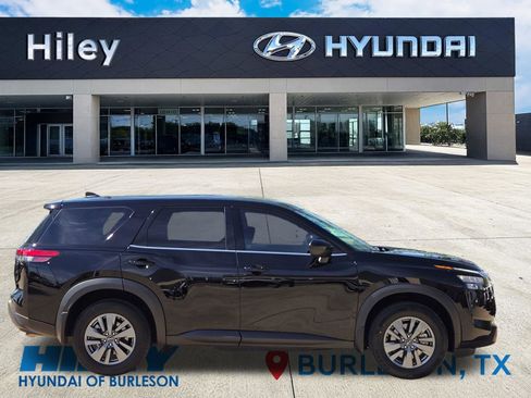 Used 2025 Nissan Pathfinder S FWD image 3