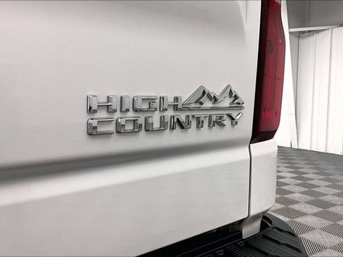 Used 2024 Chevrolet Silverado 1500 High Country w/ High Country Premium Package AWD/4WD image 9