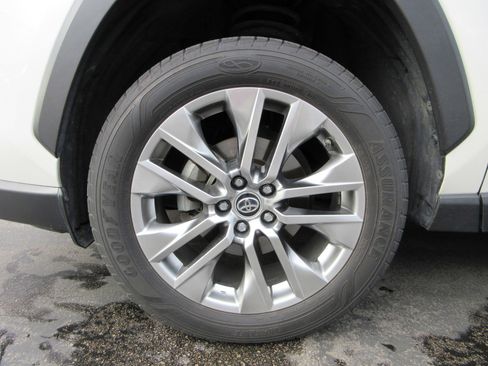 Used 2019 Toyota RAV4 Limited image 17