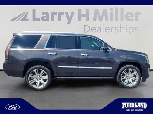 Used 2017 Cadillac Escalade Premium Luxury AWD/4WD image 6