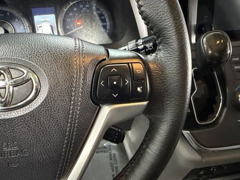 Used 2017 Toyota Sienna image 18