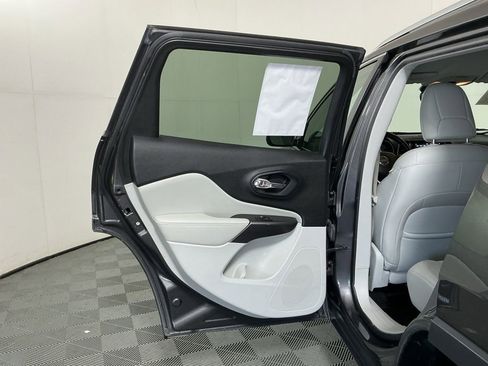 Used 2019 Jeep Cherokee Limited AWD/4WD image 8