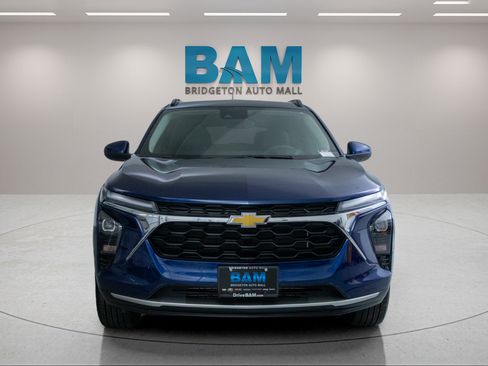 Used 2024 Chevrolet Trax LT FWD image 2