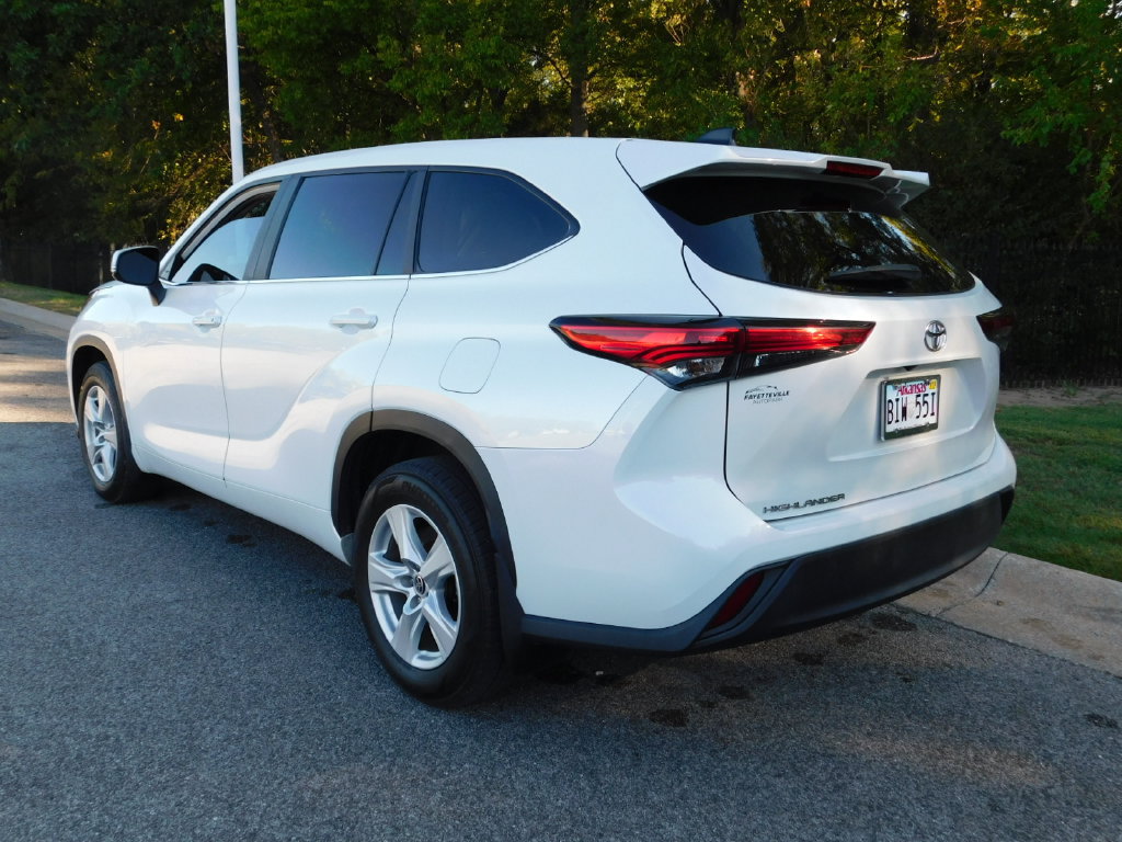Used 2023 Toyota Highlander L FWD image 8