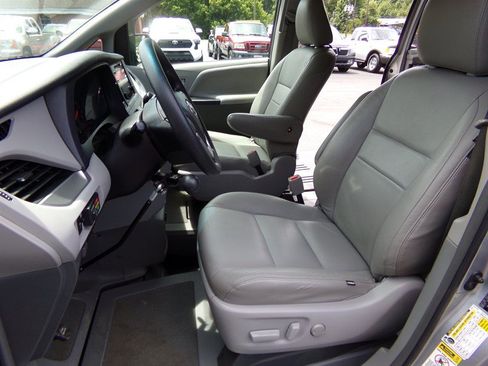 Used 2017 Toyota Sienna LE FWD image 22