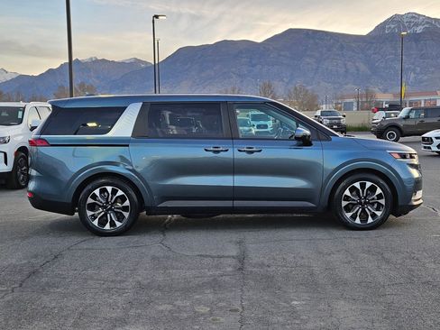 Used 2024 Kia Carnival EX image 2