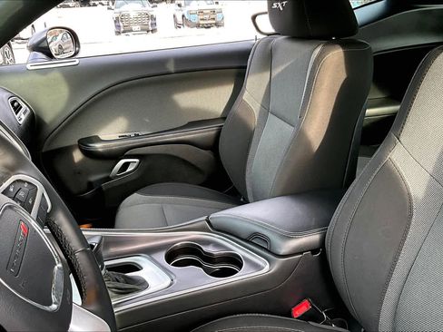 Used 2016 Dodge Challenger SXT image 8