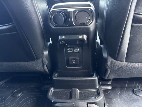 Used 2018 Jeep Wrangler Unlimited Sahara AWD/4WD image 15