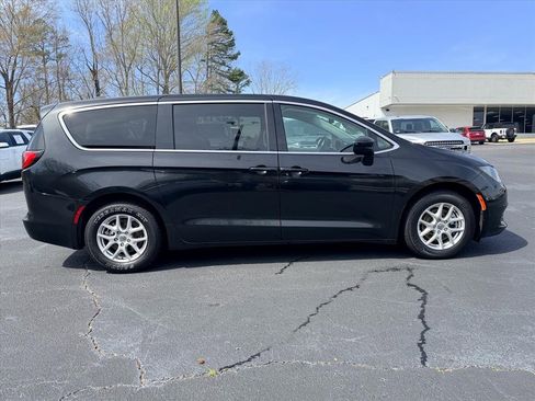 Used 2023 Chrysler Voyager LX image 3