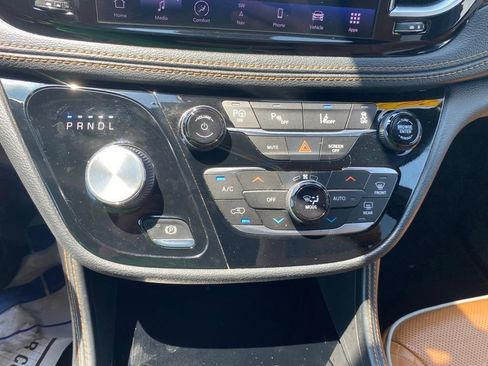 Used 2021 Chrysler Pacifica Pinnacle FWD image 25