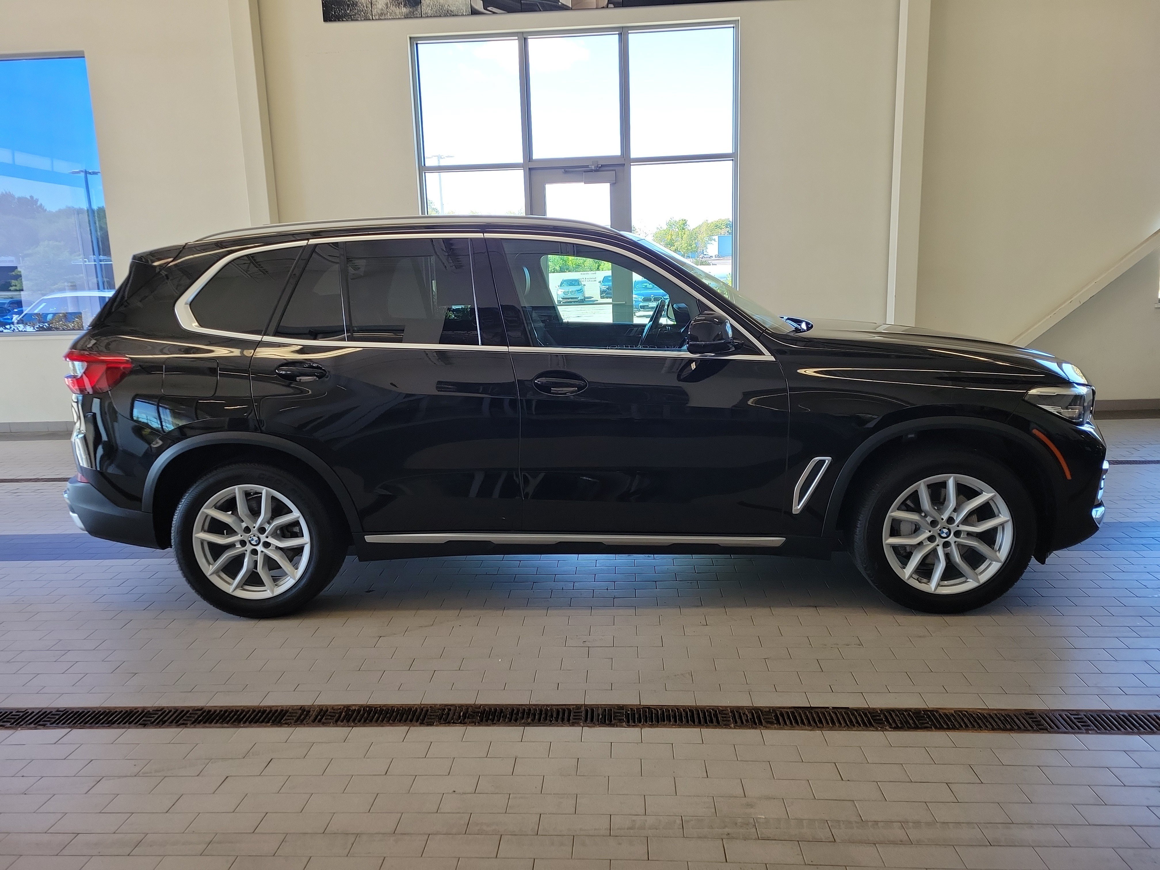 Used 2019 BMW X5 xDrive40i w/ Convenience Package AWD/4WD image 4