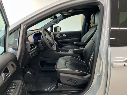 Used 2023 Chrysler Pacifica Limited w/ Uconnect Theater Family Group image 18