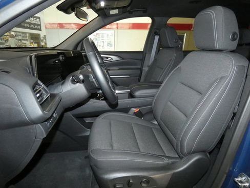 Used 2025 Chevrolet Traverse LT image 9