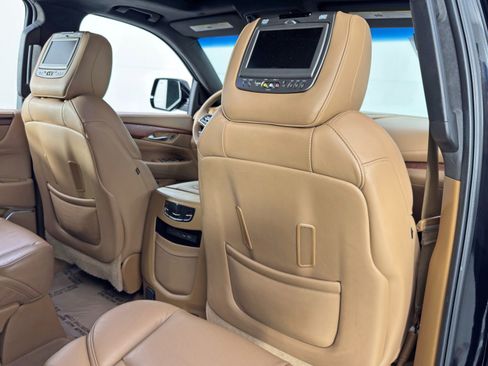 Used 2017 Cadillac Escalade ESV Platinum image 38