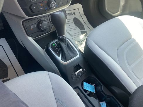 Used 2021 Jeep Renegade Latitude w/ Luxury Group I AWD/4WD image 20