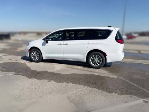 New 2026 Chrysler Pacifica Limited image 7