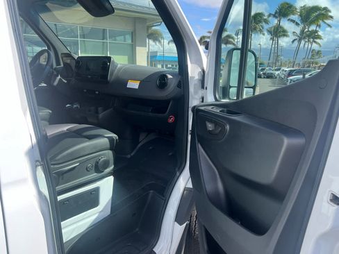 Used 2024 Mercedes-Benz Sprinter 2500 image 18