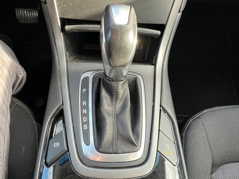 Used 2018 Ford Edge SE image 19