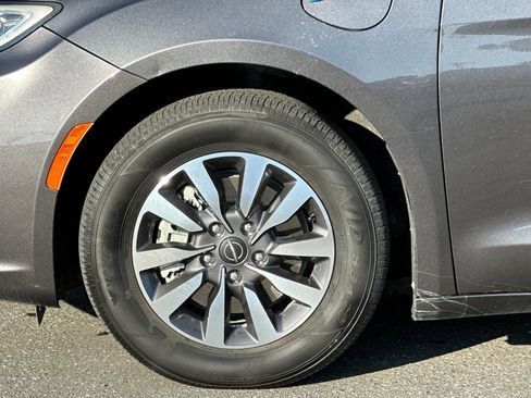 Used 2022 Chrysler Pacifica Touring-L image 26