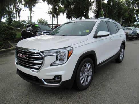 Used 2023 GMC Terrain SLT w/ Infotainment Package II FWD image 3
