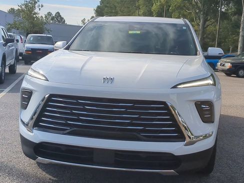 Used 2025 Buick Enclave Preferred w/ Power Package image 3