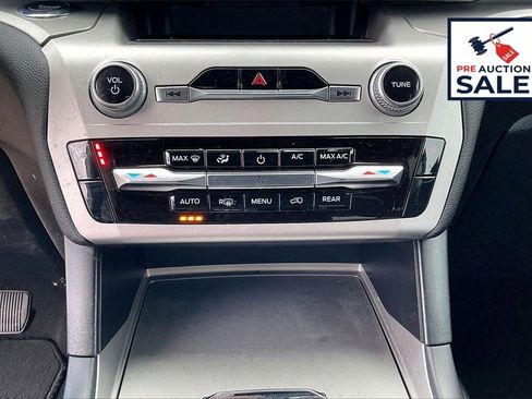 Used 2022 Ford Explorer XLT image 33