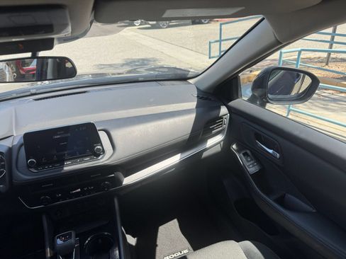 Used 2025 Nissan Rogue SV FWD image 32
