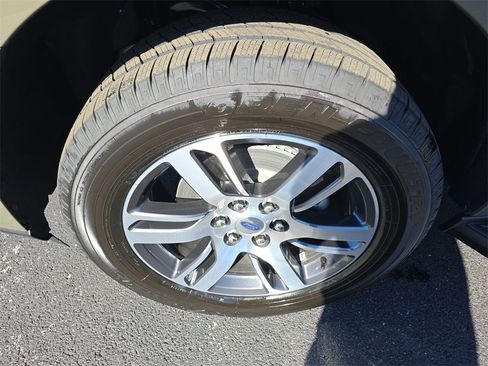 Used 2024 Ford Expedition XLT image 10