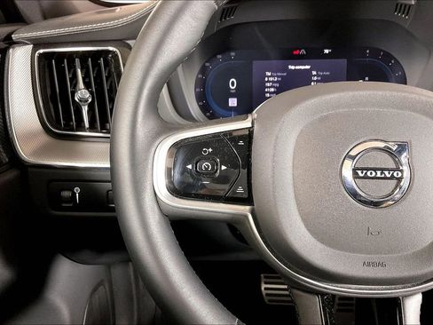 Used 2022 Volvo XC60 B5 R-Design w/ Advanced Package FWD image 18