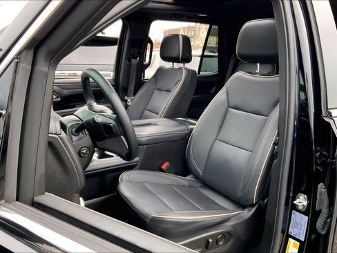 Used 2023 GMC Yukon SLT w/ SLT Premium Package image 8