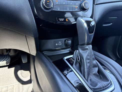 Used 2018 Nissan Rogue SV AWD/4WD image 25