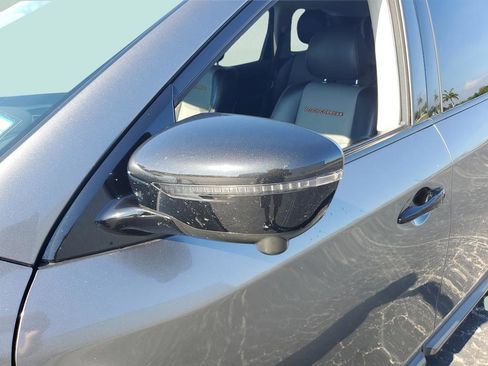 Used 2020 Nissan Pathfinder SL FWD image 2