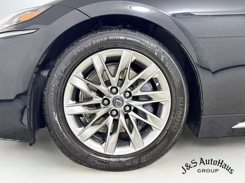 Used 2019 Lexus LS 500 w/ Accessory Package (Z2) image 37