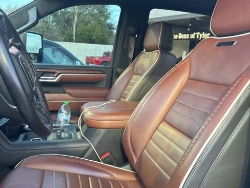 Used 2025 GMC Sierra 2500 Denali Ultimate image 2