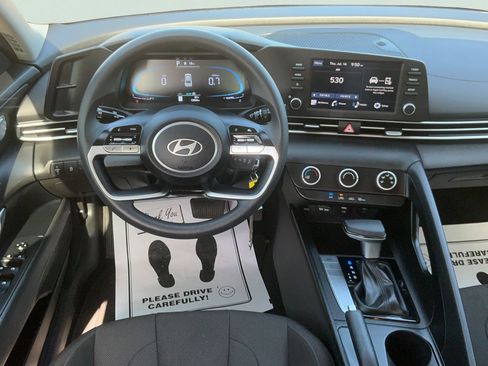 Used 2025 Hyundai Elantra SE FWD image 15