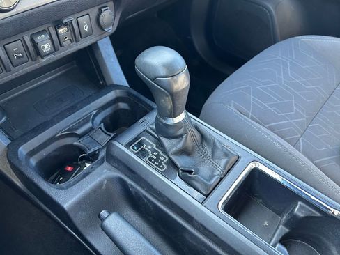 Used 2018 Toyota Tacoma TRD Off-Road image 17