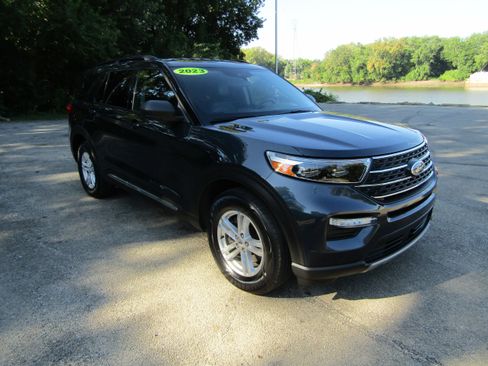 Used 2023 Ford Explorer XLT w/ Equipment Group 202A AWD/4WD image 6
