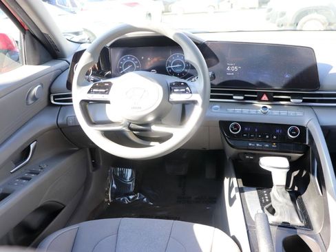 Used 2024 Hyundai Elantra SEL image 17