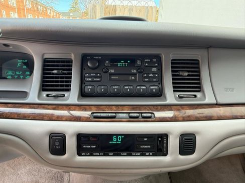 Used 1995 Lincoln Town Car Cartier RWD image 17