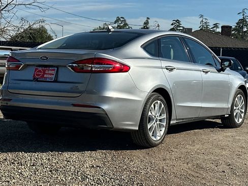 Used 2020 Ford Fusion SE image 3