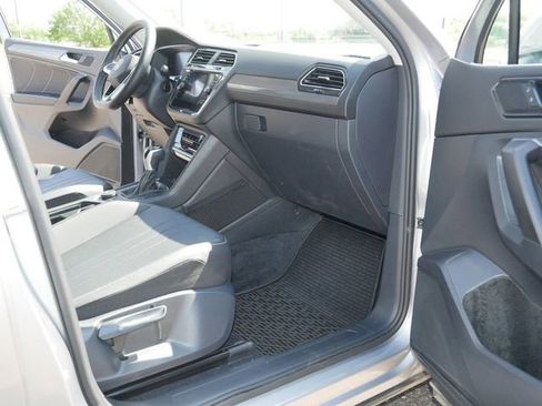 Certified 2022 Volkswagen Tiguan SE w/ Panoramic Sunroof Package AWD/4WD image 19