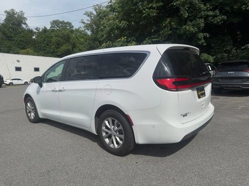 Used 2025 Chrysler Pacifica Select AWD/4WD image 4